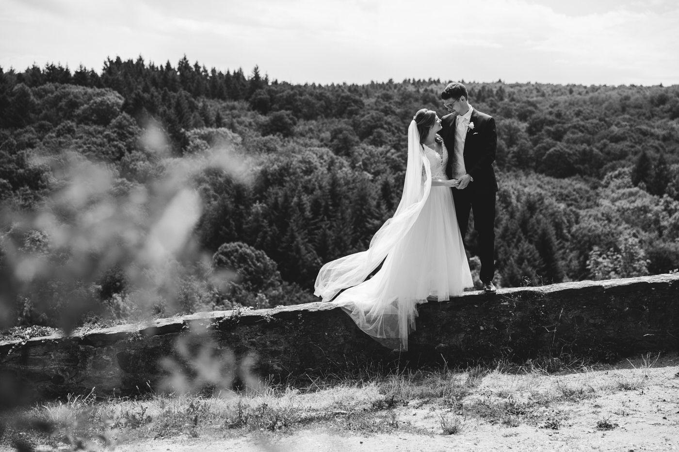Hochzeitsfotograf & Hochzeitsvideograf. Brautpaar in der Natur