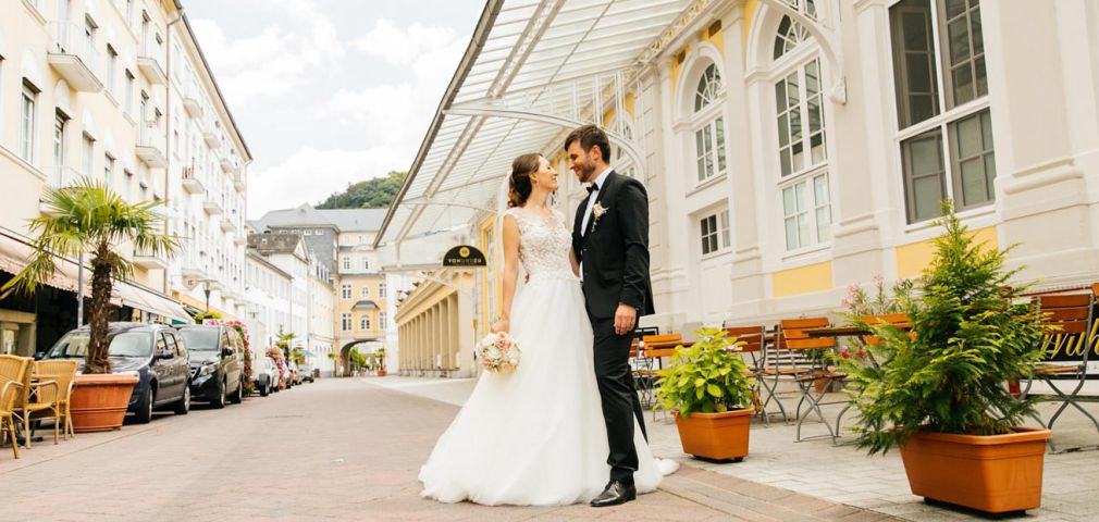 Hochzeitspaar in der Stadt