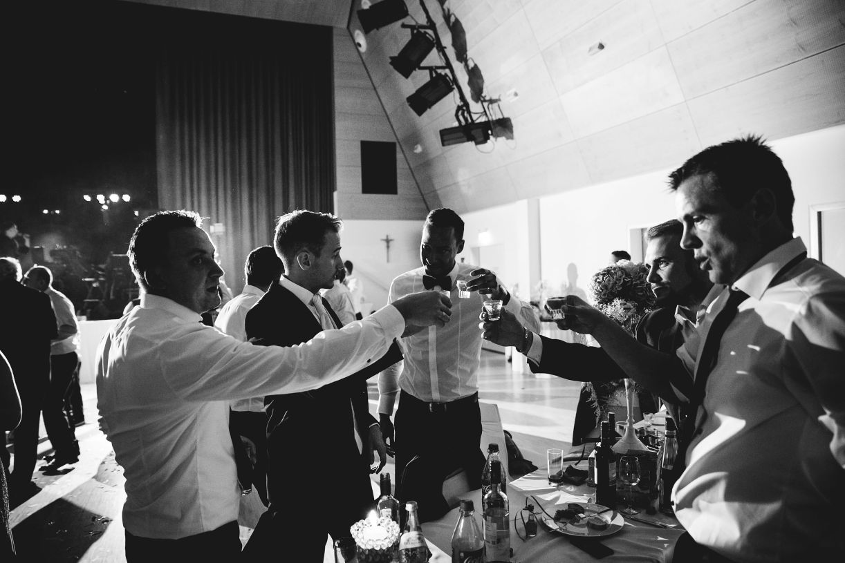 Hochzeitsfeier - die Gäste stoßen mit dem Bräutigam an. Hochzeitsfotograf in Schweinfurt.