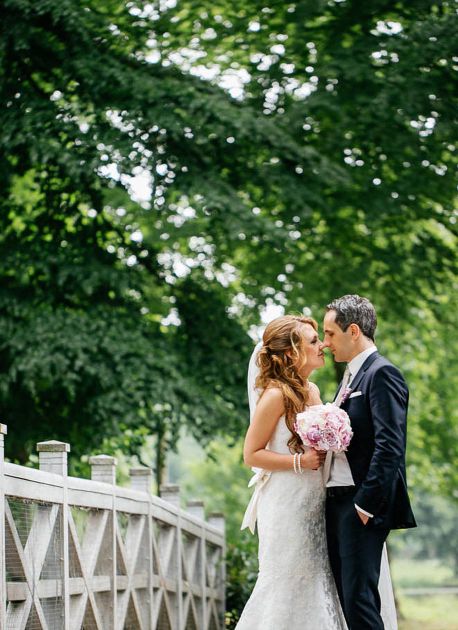 Hochzeitspaar auf der Brücke