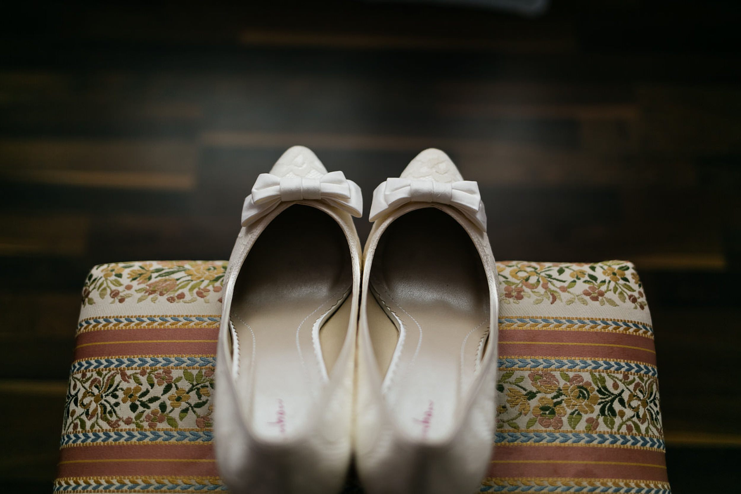 Braut Schuhe auf dem Hocker.