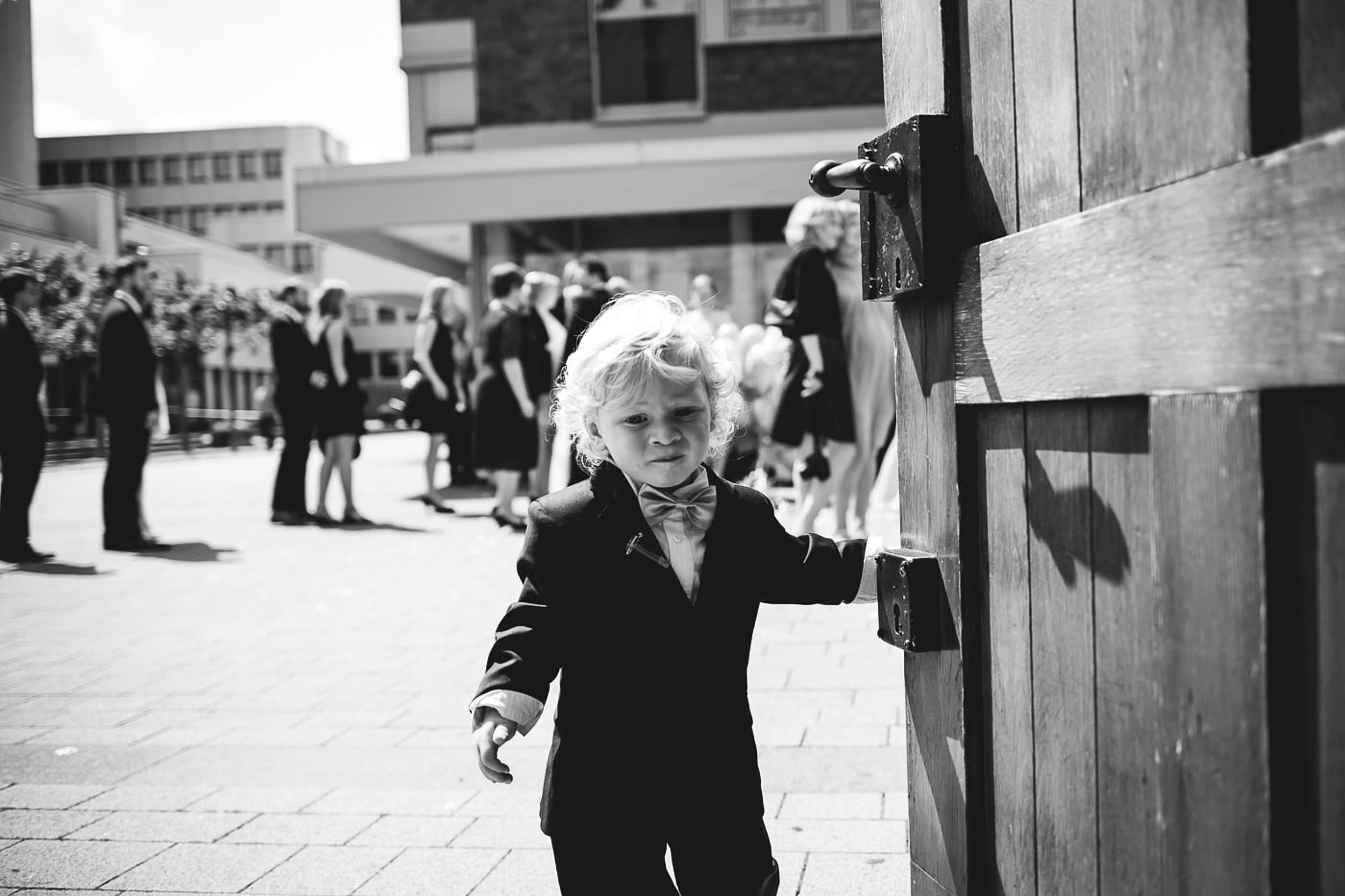 Kirchliche Trauung, kleiner Junge an der Kirchentür.