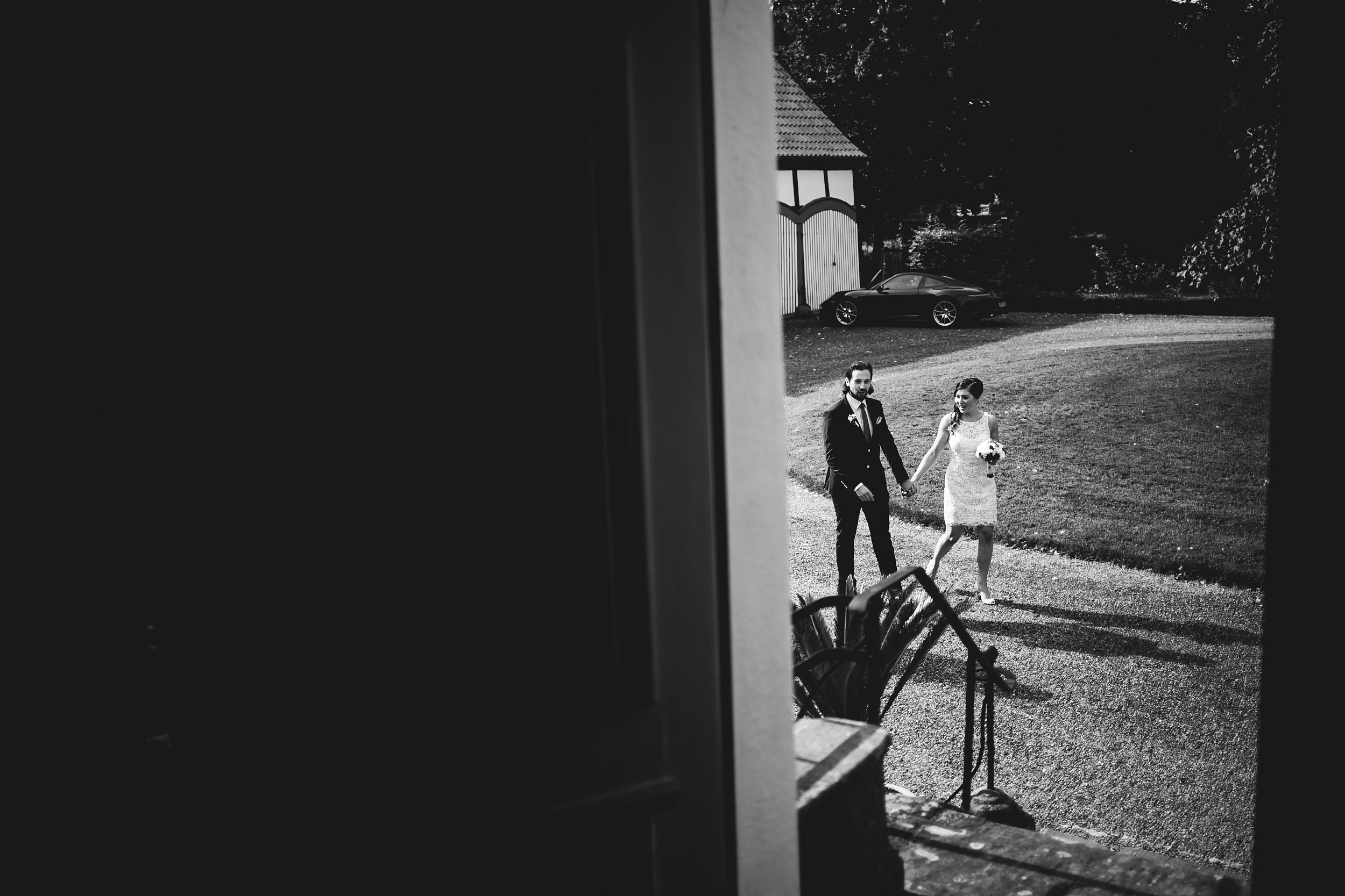 Standesamtliche Trauung auf Gut Eckendorf. Das Brautpaar geht zum Standesamt. Hochzeitsfotograf in Bielefeld.