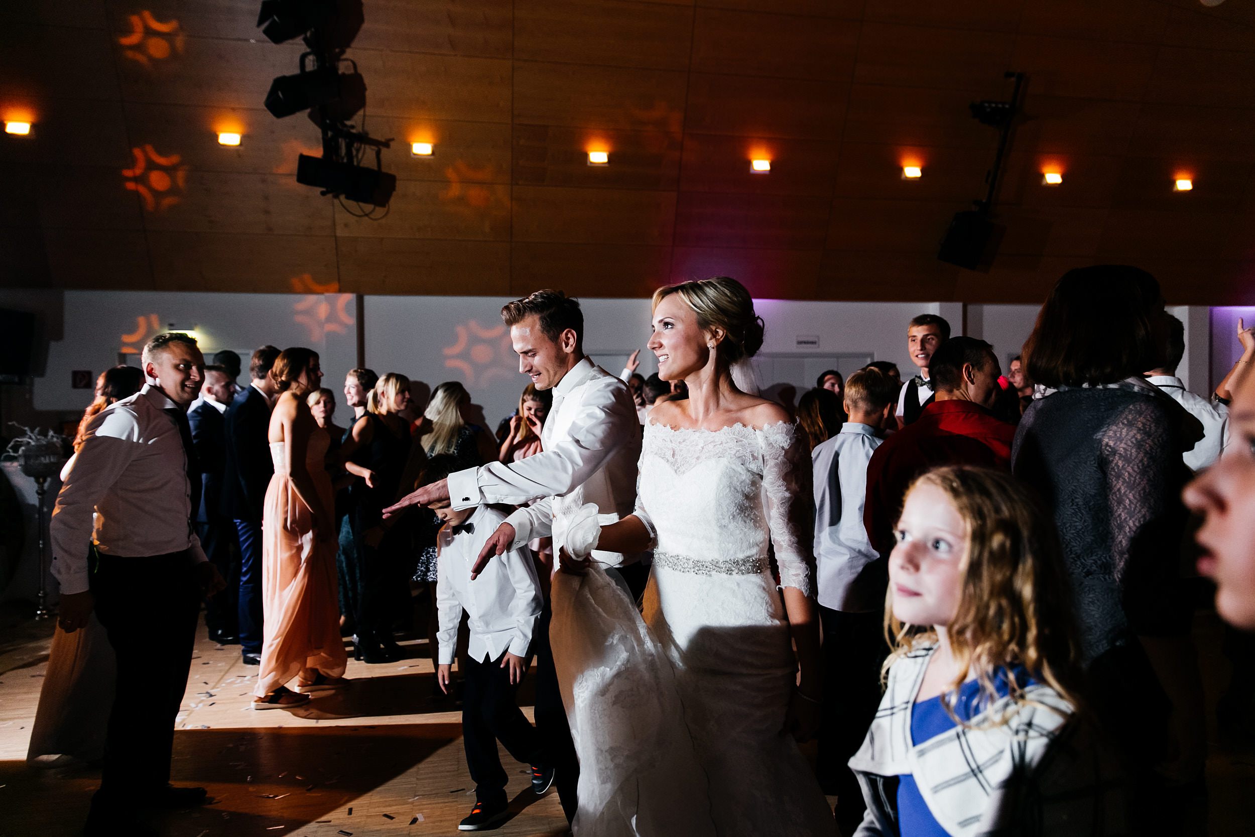 Hochzeitsfeier - das Brautpaar und tanzende Gäste. Hochzeitsfotograf in Schweinfurt.