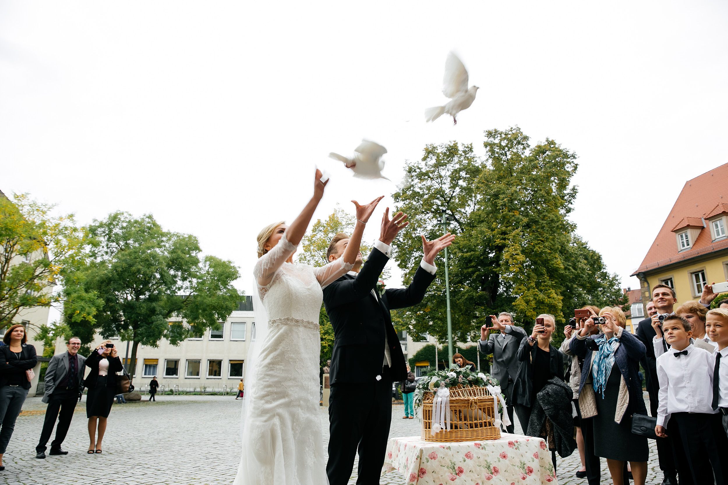Kirchliche Trauung. Das Brautpaar lässt die Tauben fliegen. Hochzeitsfotograf in Schweinfurt.