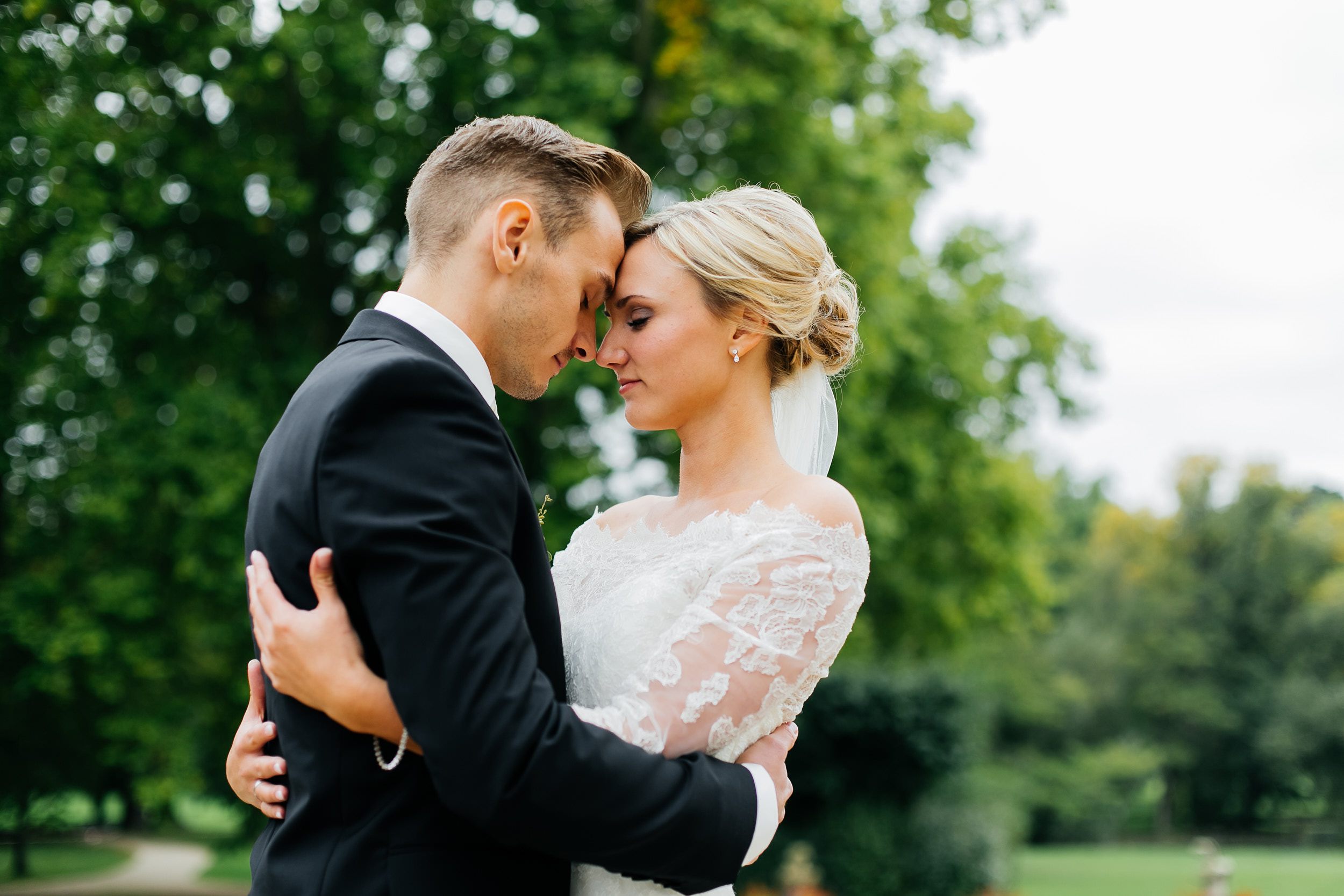 Fotoshooting - Braut und Bräutigam umarmen sich, Stirn an Stirn. Hochzeitsfotograf in Schweinfurt.
