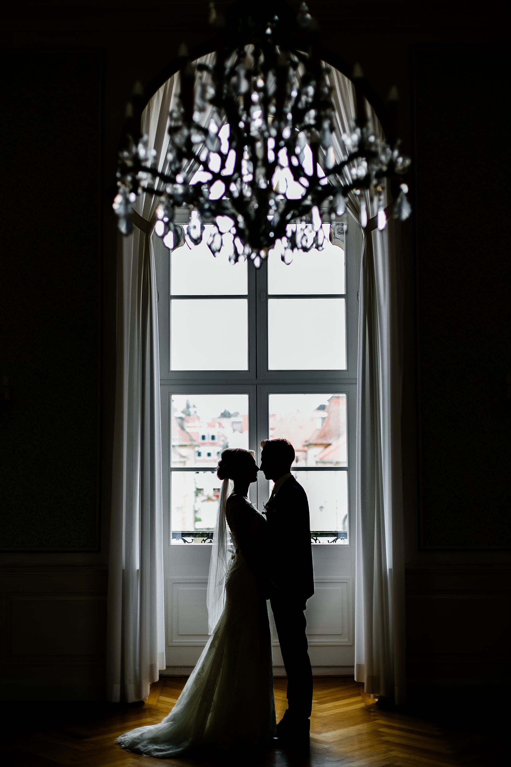 Fotoshooting am Hochzeitstag. Brautpaar Steht im Schloss am Fenster - Profilaufnahme. Hochzeitsfotograf in Schweinfurt.