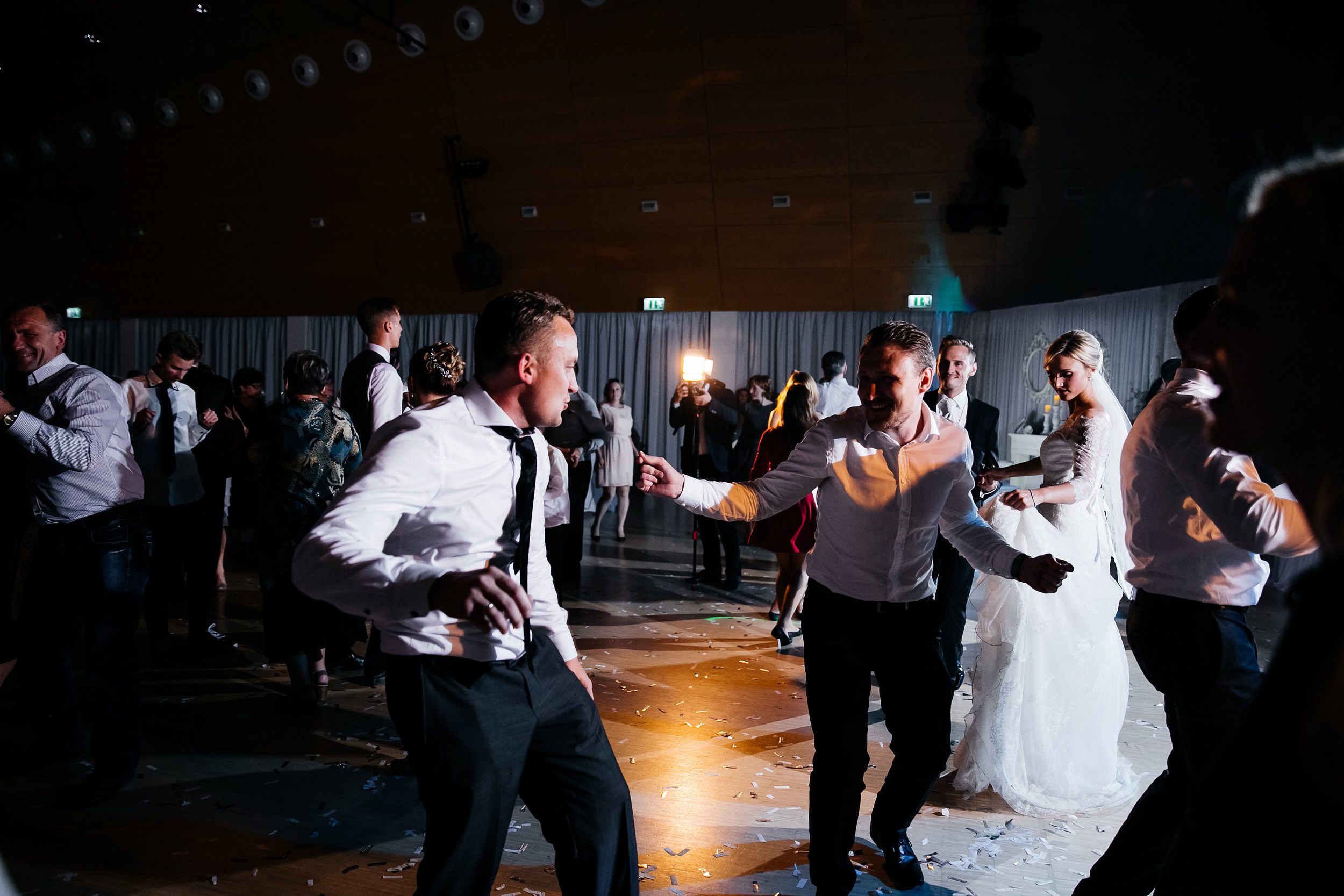 Hochzeitsfeier - tanzende Gäste. Hochzeitsfotograf in Schweinfurt.