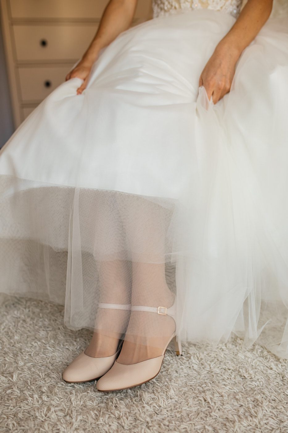 Vorbereitungen der Braut. Brautkleid mit Schuhen. Als Hochzeitsfotograf in Bad Ems.
