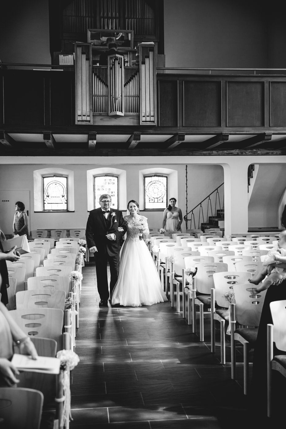 Braut und Vater schwarz weiß in der Kirche. Hochzeitsfotograf in Bad Ems.