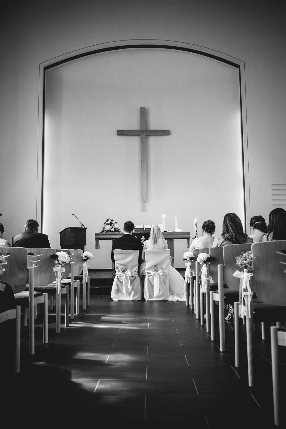 Die Trauung von hinten in schwarz weiß. Hochzeitsfotograf in Bad Ems.