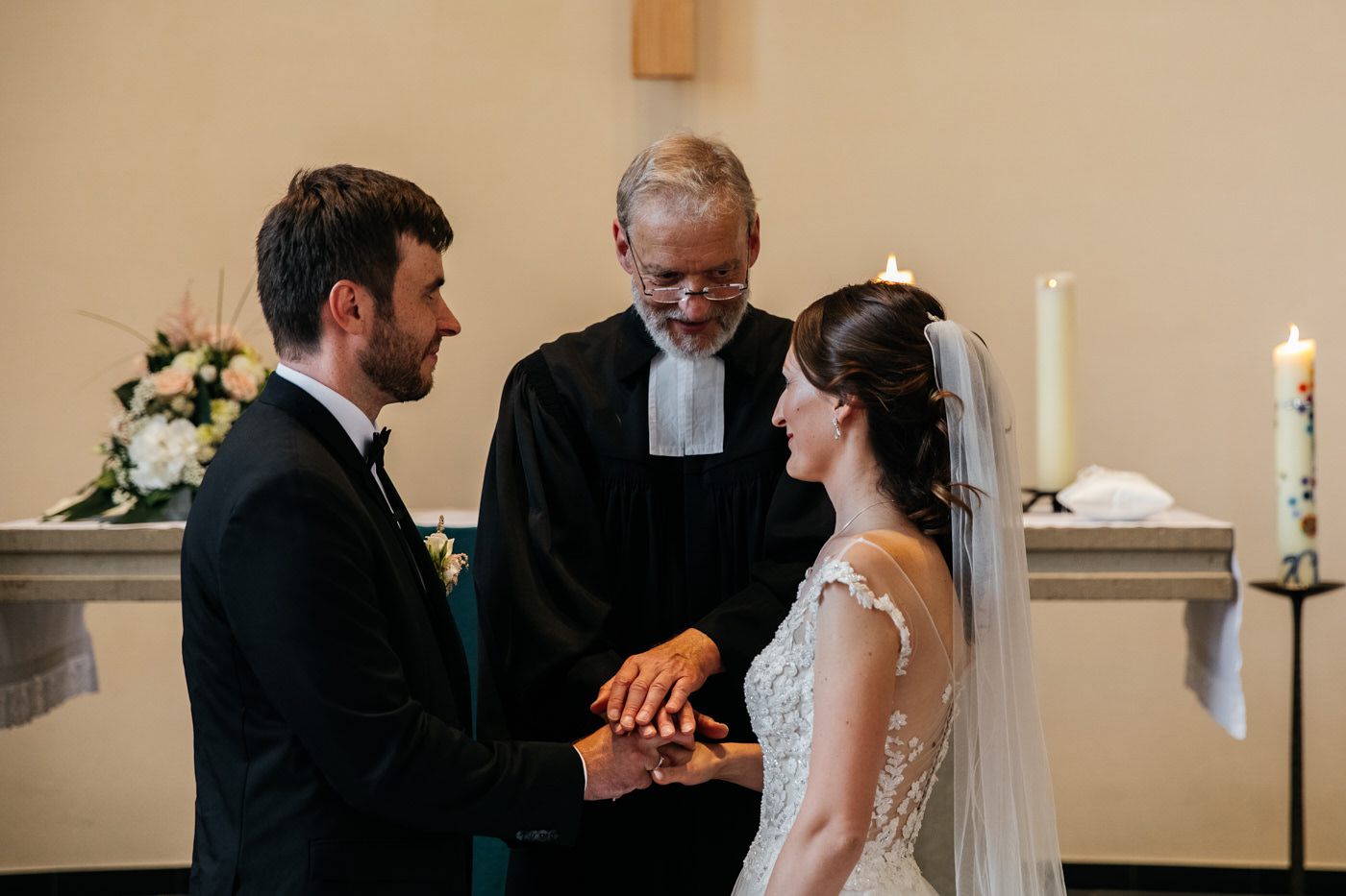 Kirchliche Trauung. Das Brautpaar am Altar. Hochzeitsfotograf in Bad Ems.
