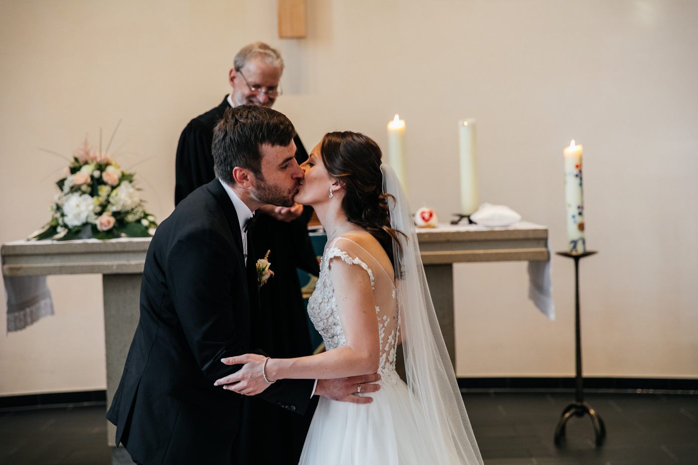 Das Brautpaar küsst sich am Altar. Hochzeitsfotograf in Bad Ems.