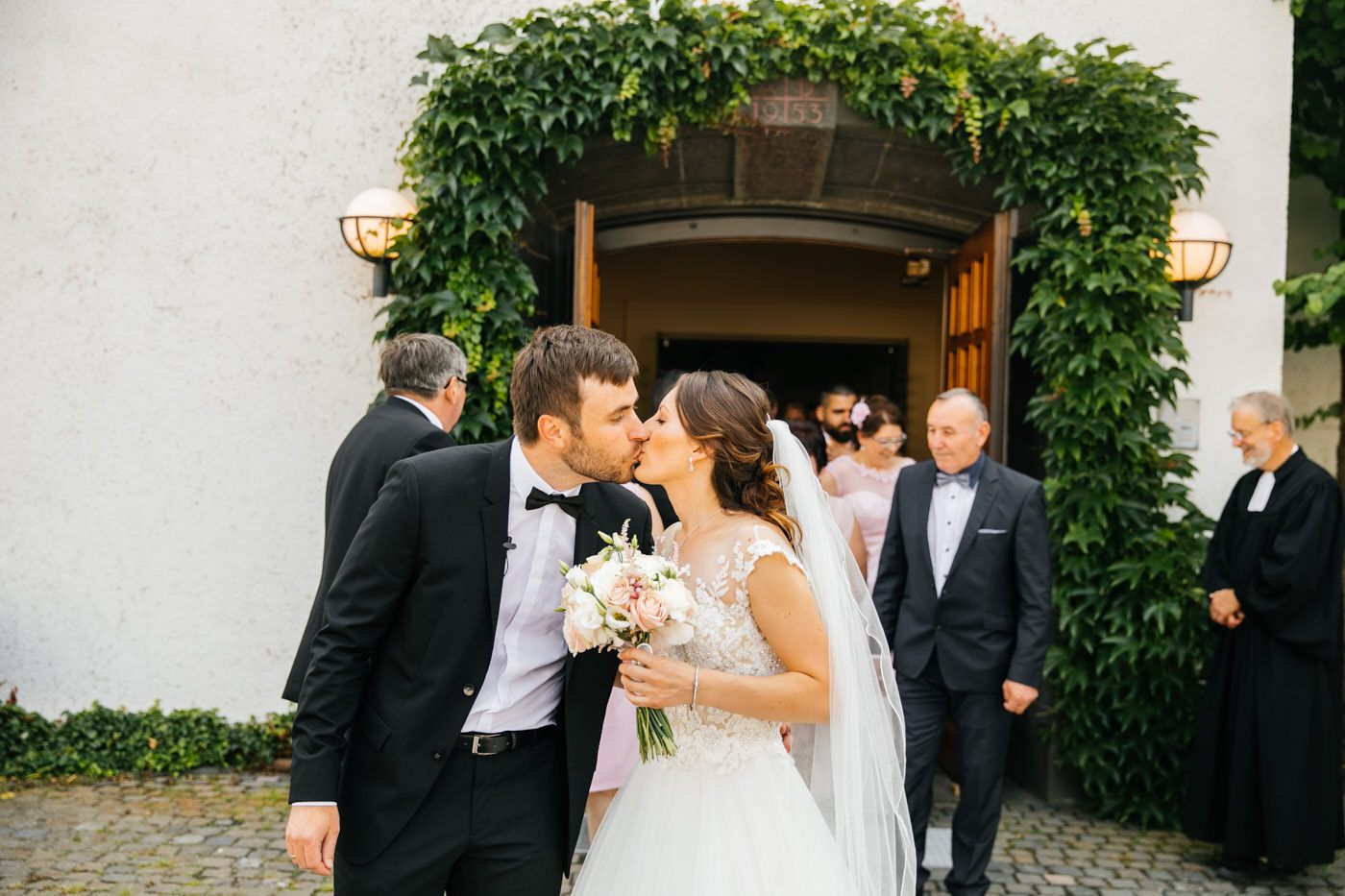 Braupaar küsst sich. Hochzeitsfotograf in Bad Ems