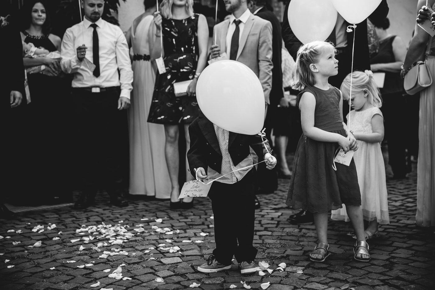 Kirchliche Trauung. Momentaufnahme - Kinder mit den Luftballons. Hochzeitsfotograf in Bad Ems.
