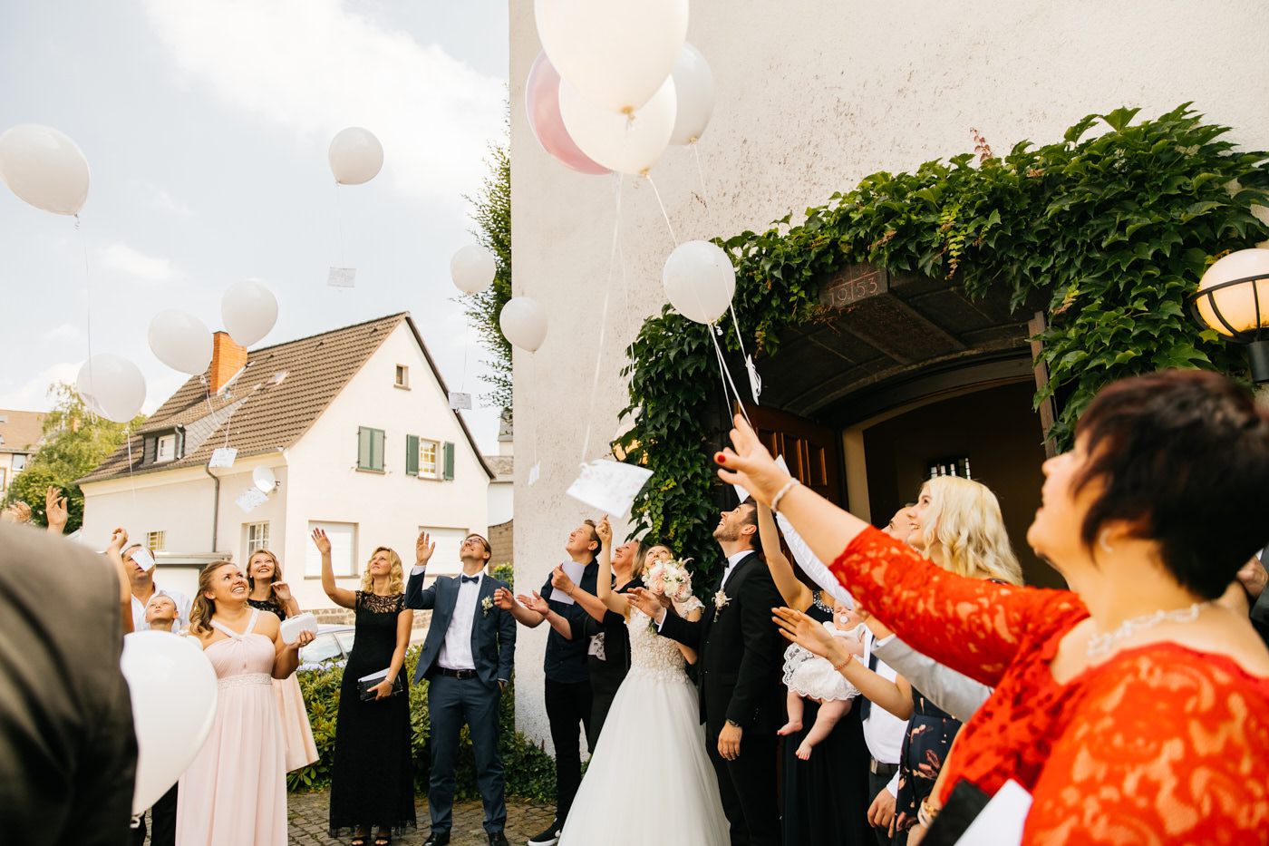 Kirchliche Trauung. Das Brautpaar und Gäste lassen die Luftballons steigen. Hochzeitsfotograf in Bad Ems