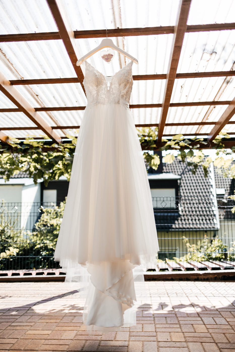 Hochzeit. Brautkleid hängt auf der Terrasse.