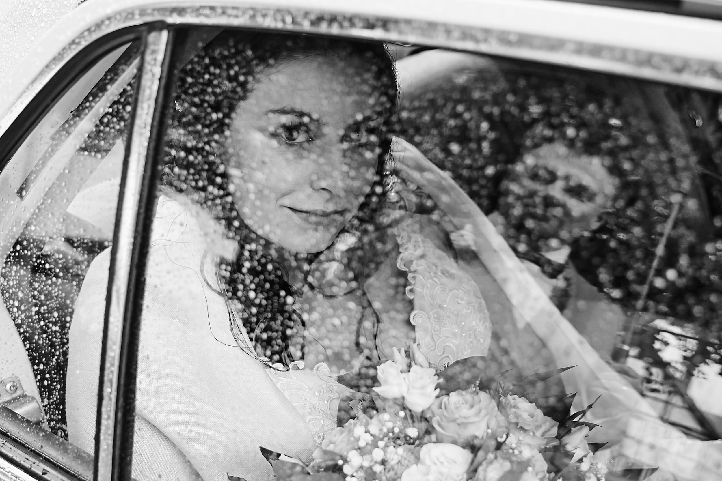Hochzeitspaar, Brautpaar-Shooting mit dem Auto. Hochzeitsfotograf Alex Heide.