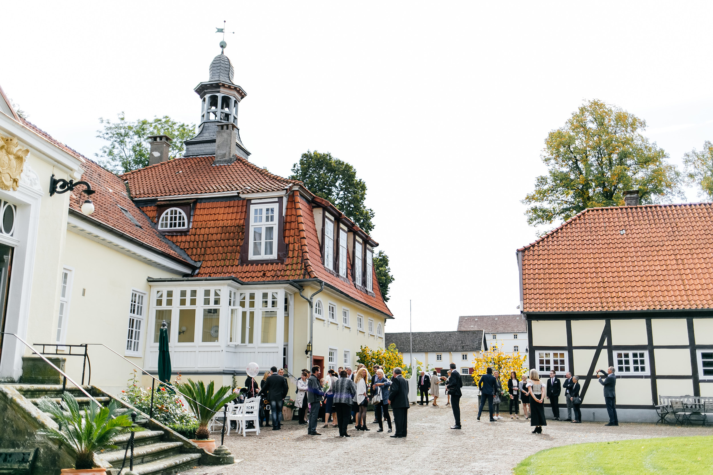 Standesamtliche Trauung in Bielefeld, Gut Eckendorf. Gäste warten auf das Brautpaar. Hochzeitsfotograf in Bielefeld.