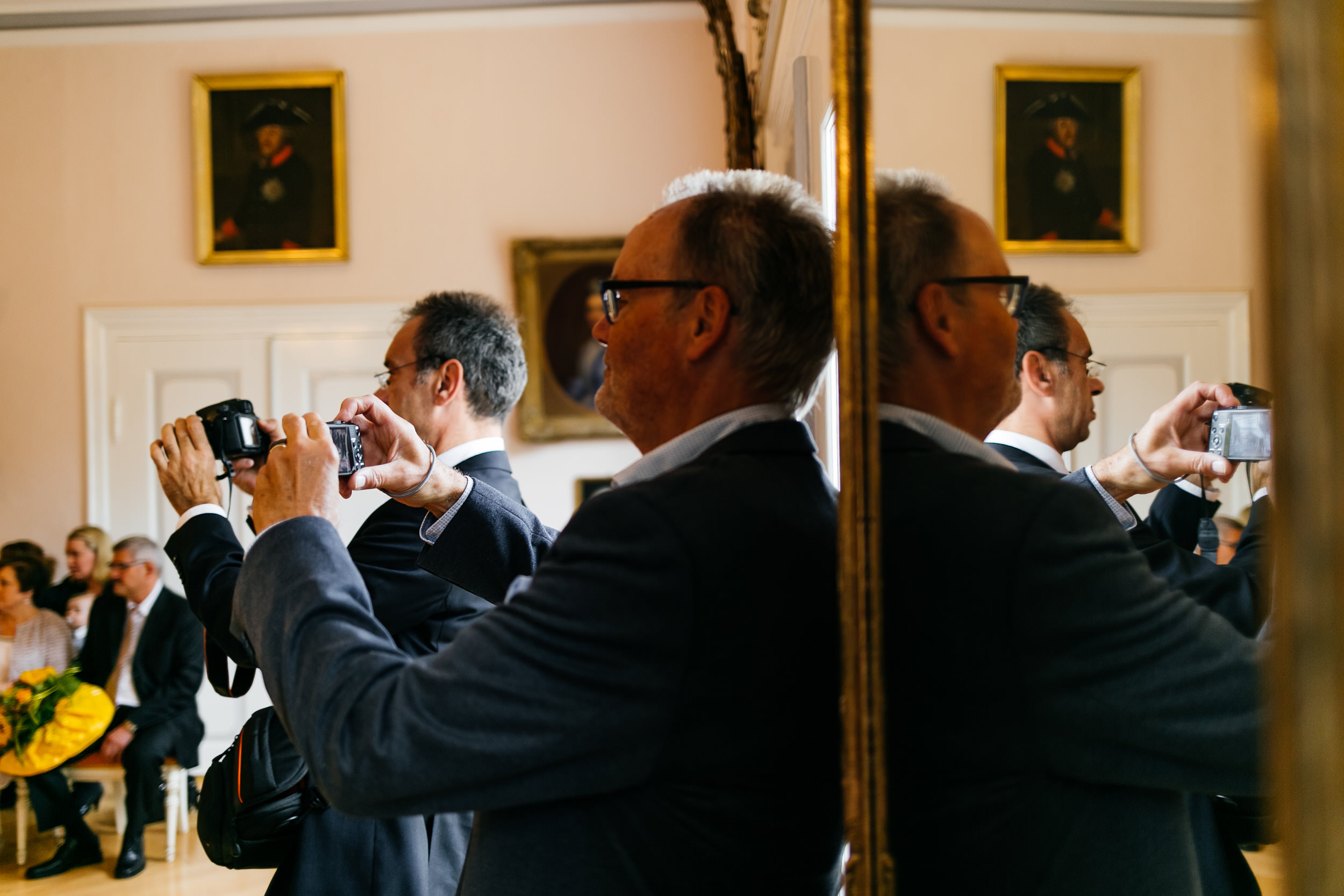 Standesamtliche Trauung auf Gut Eckendorf. Gäste fotografieren das Brautpaar. Hochzeitsfotograf in Bielefeld.