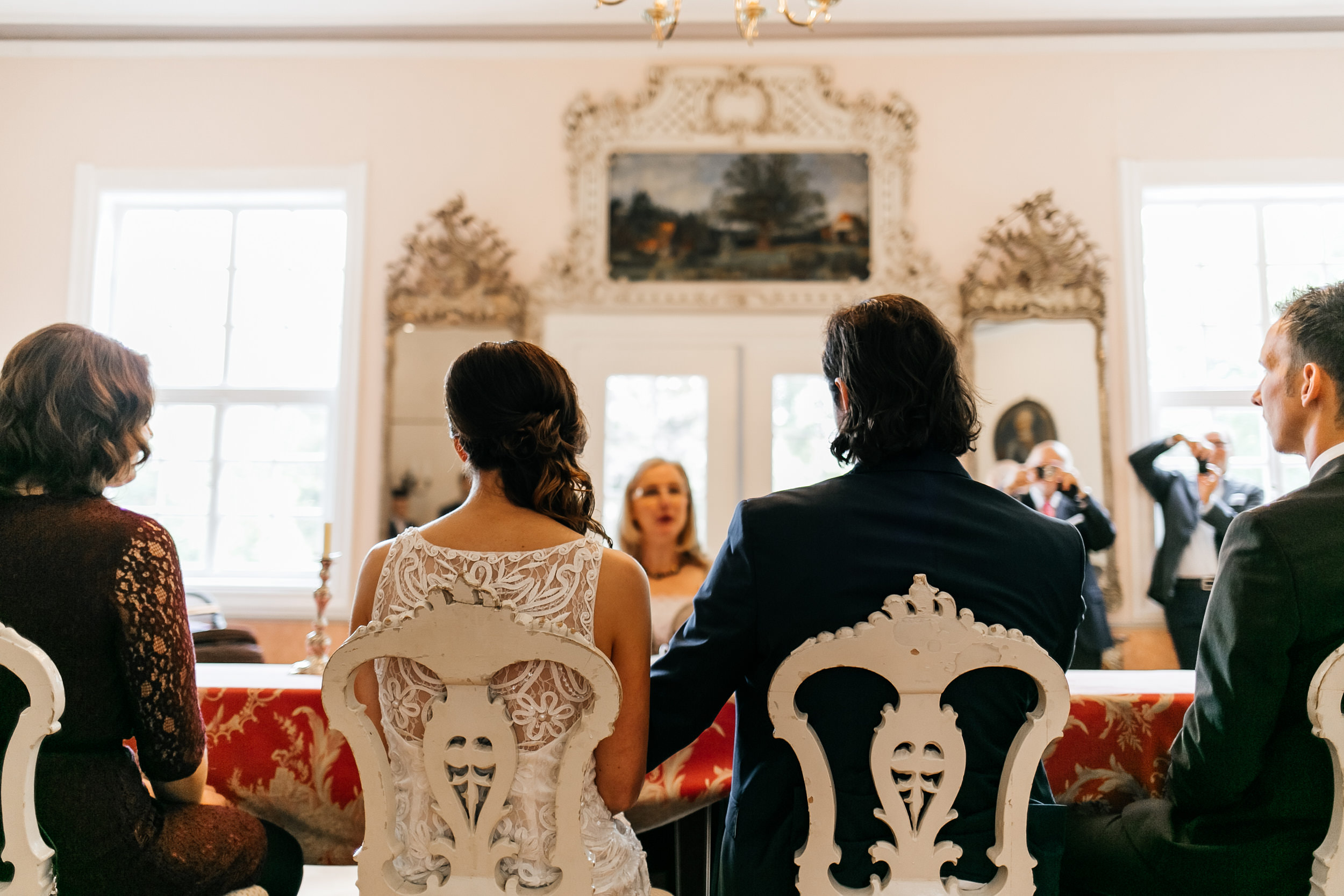 Standesamtliche Trauung auf Gut Eckendorf. Das Brautpaar von hinten fotografiert. Hochzeitsfotograf in Bielefeld.