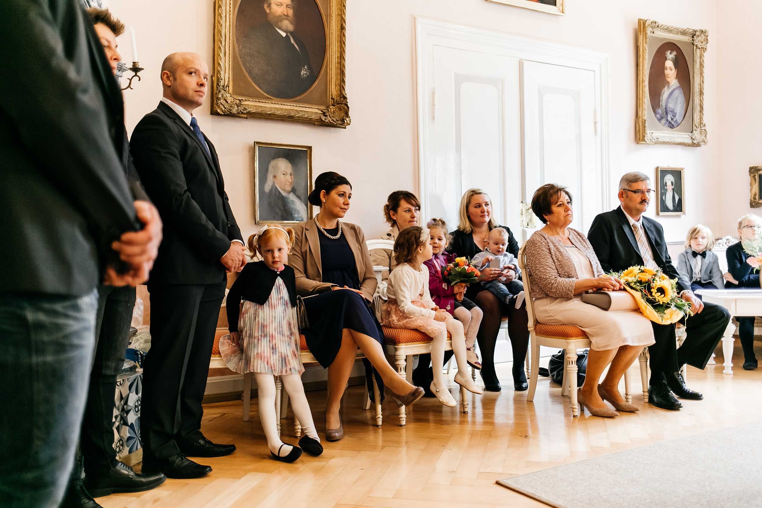 Standesamtliche Trauung auf Gut Eckendorf. Gäste bei der Trauung. Hochzeitsfotograf in Bielefeld.