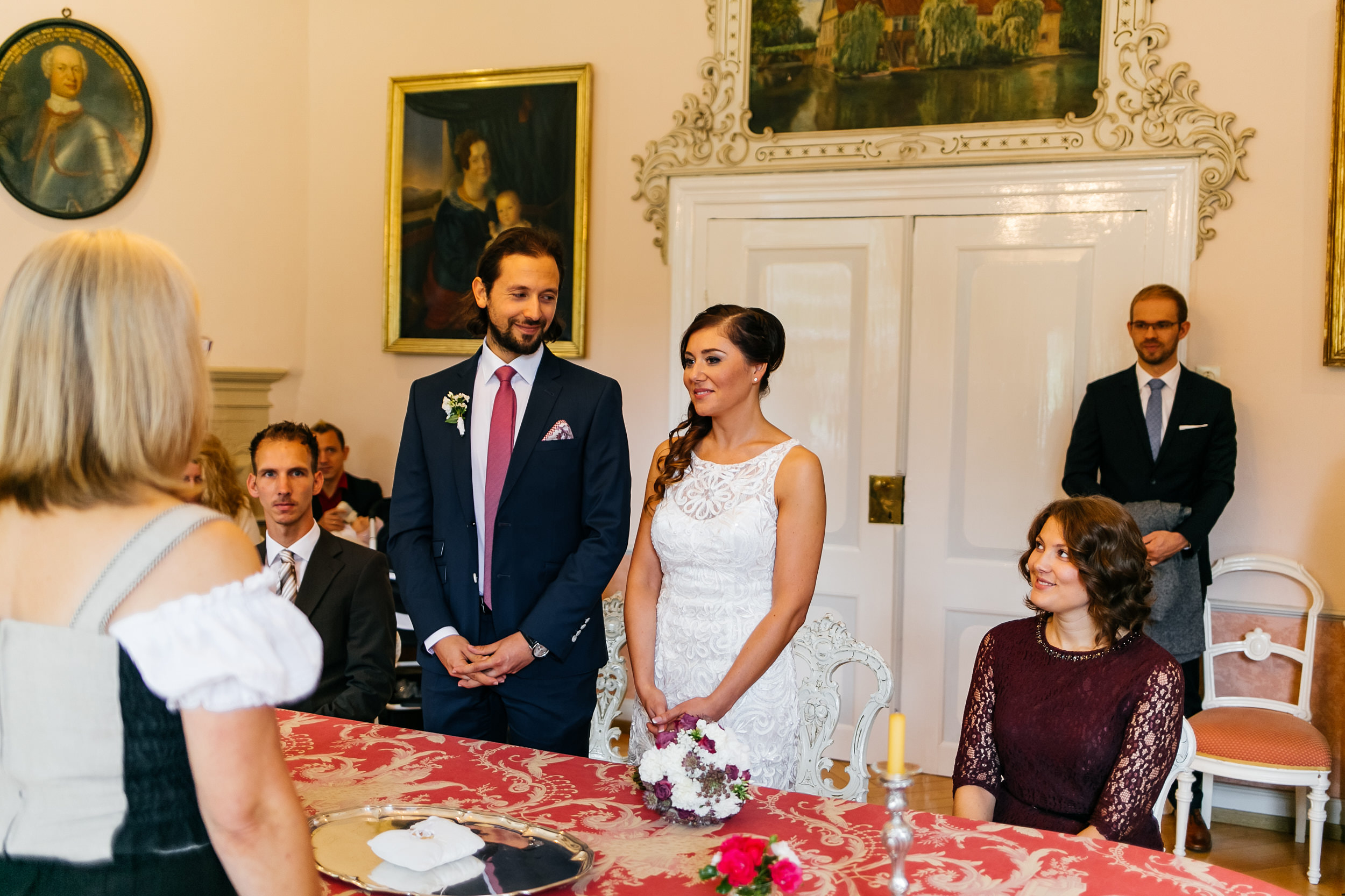 Standesamtliche Trauung auf Gut Eckendorf. Das Brautpaar beim Ja-Wort. Hochzeitsfotograf in Bielefeld.