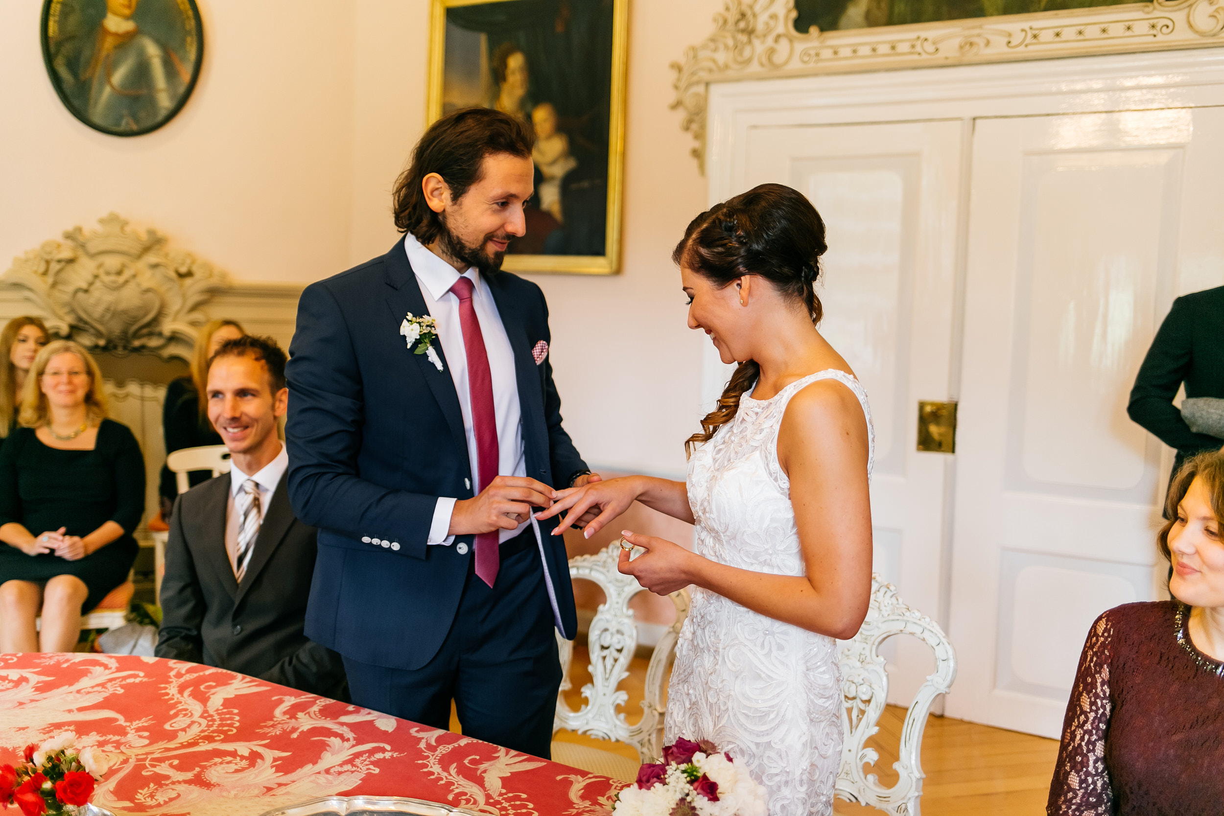 Standesamtliche Trauung auf Gut Eckendorf. Der Bräutigam stecke der Braut den Ehering an. Hochzeitsfotograf in Bielefeld.