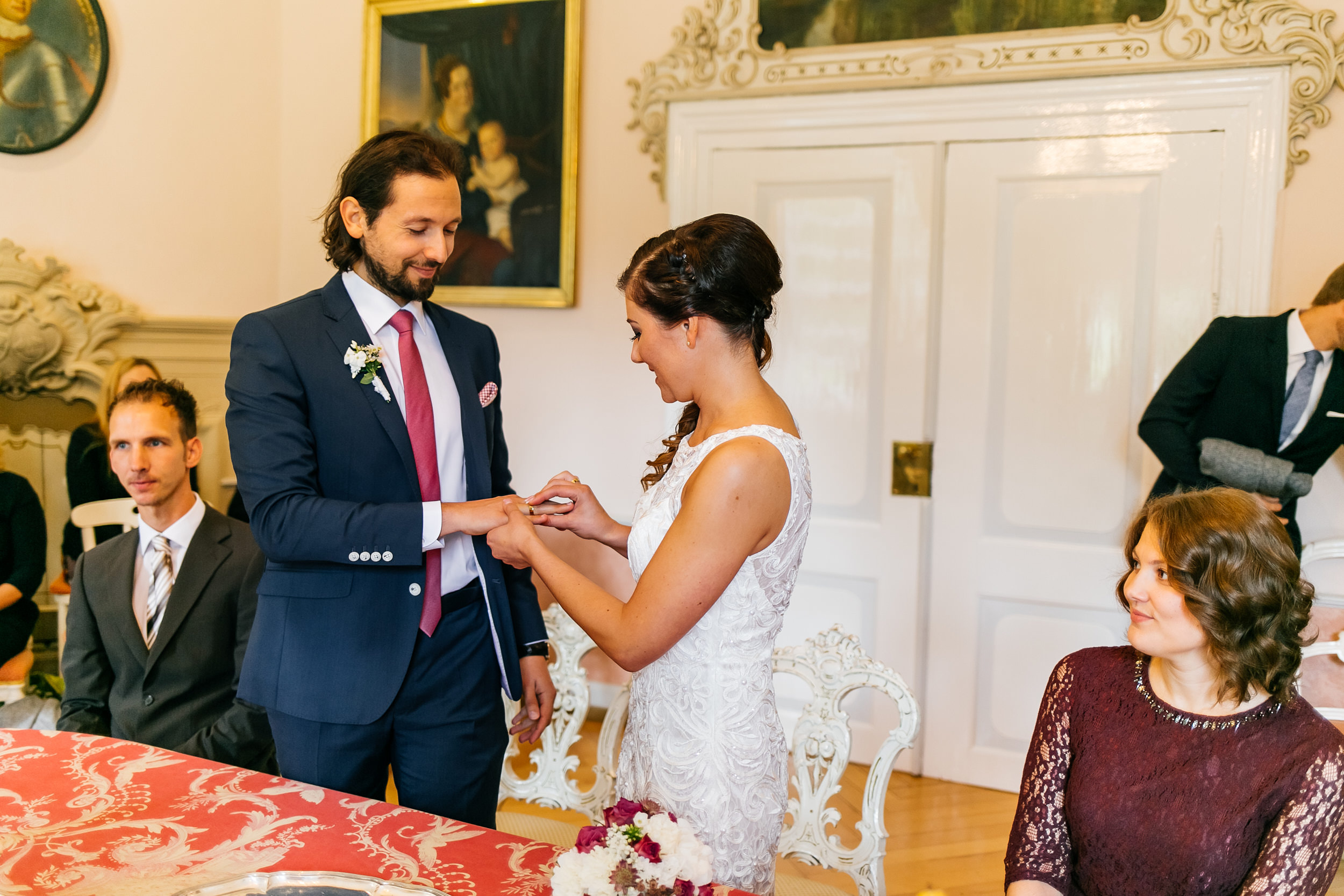 Standesamtliche Trauung auf Gut Eckendorf. Die Braut stecke dem Bräutigam den Ehering an. Hochzeitsfotograf in Bielefeld.