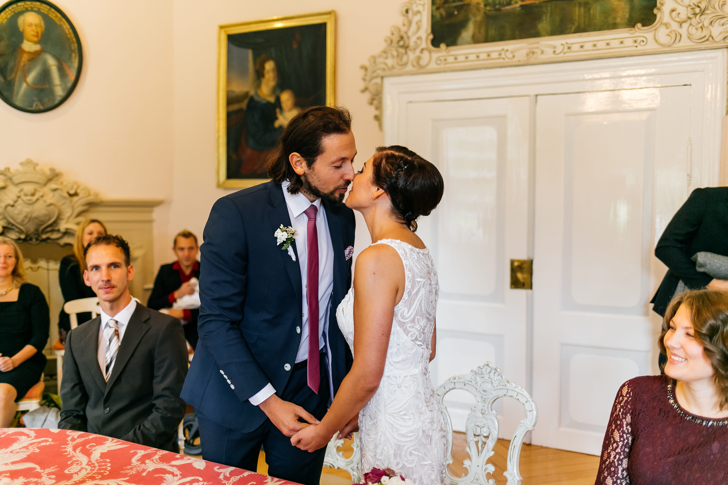 Standesamtliche Trauung auf Gut Eckendorf. Das Brautpaar küsst sich. Hochzeitsfotograf in Bielefeld.