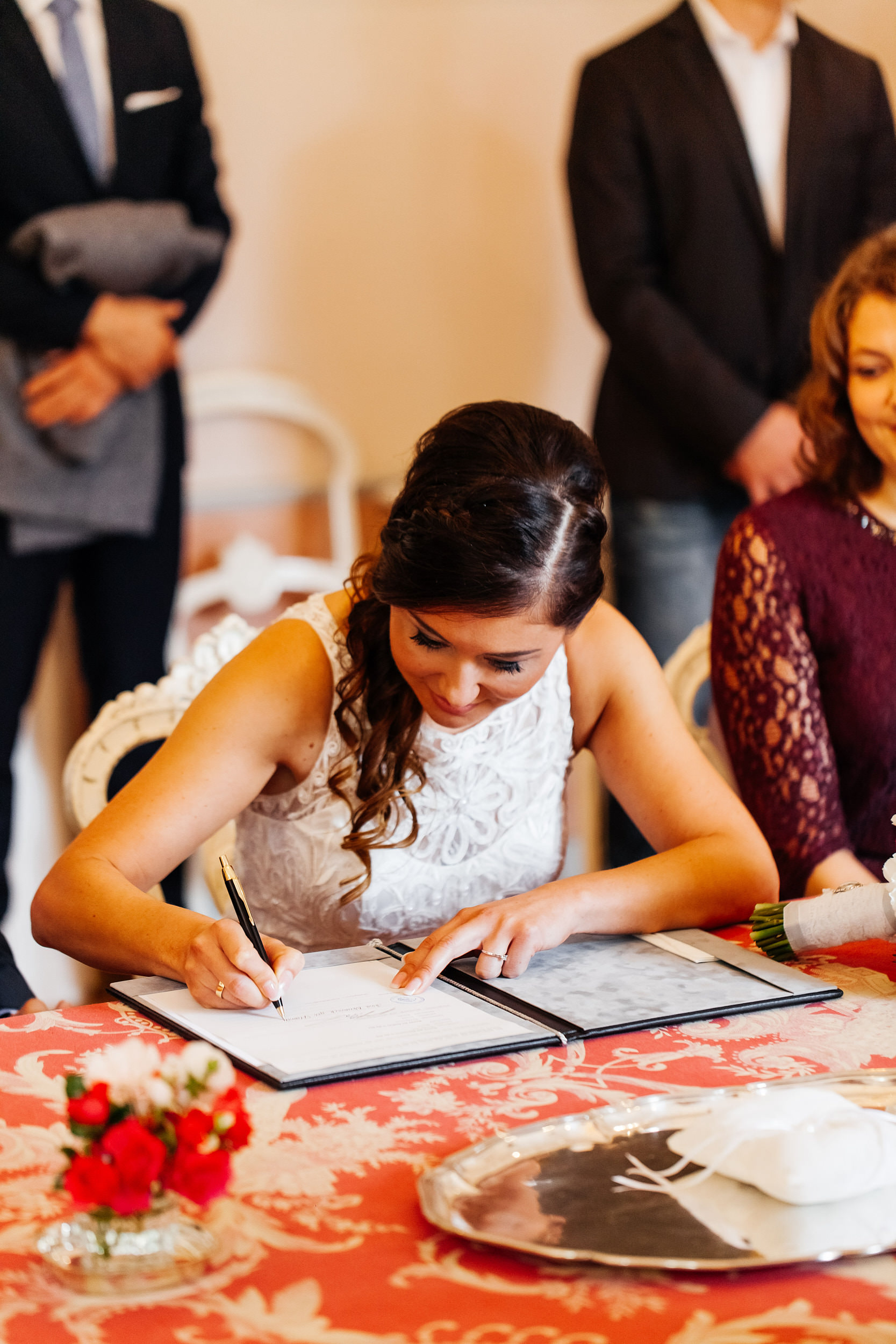 Standesamtliche Trauung auf Gut Eckendorf. Die Braut unterschreibt die Heiratsurkunde. Hochzeitsfotograf in Bielefeld.