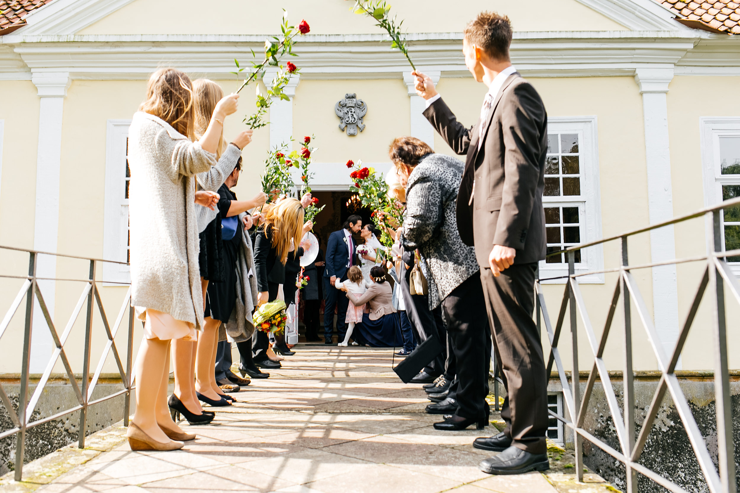 Standesamtliche Trauung auf Gut Eckendorf. Hochzeitsgäste stehen Spalier. Hochzeitsfotograf in Bielefeld.
