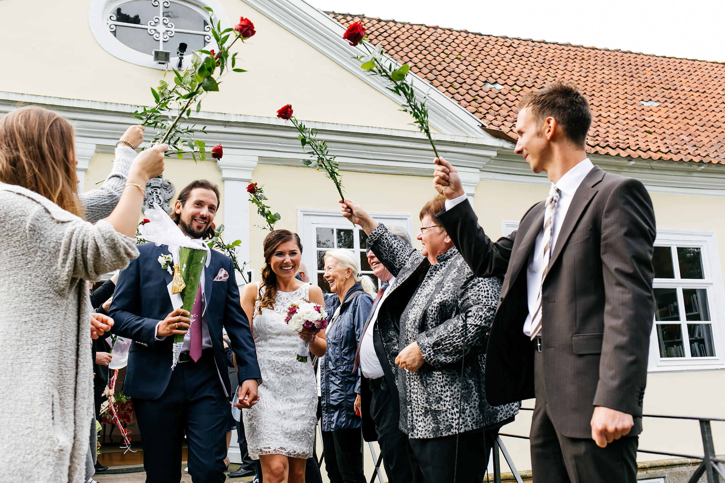 Standesamtliche Trauung auf Gut Eckendorf. Das Brautpaar unter dem Spalier. Hochzeitsfotograf in Bielefeld.