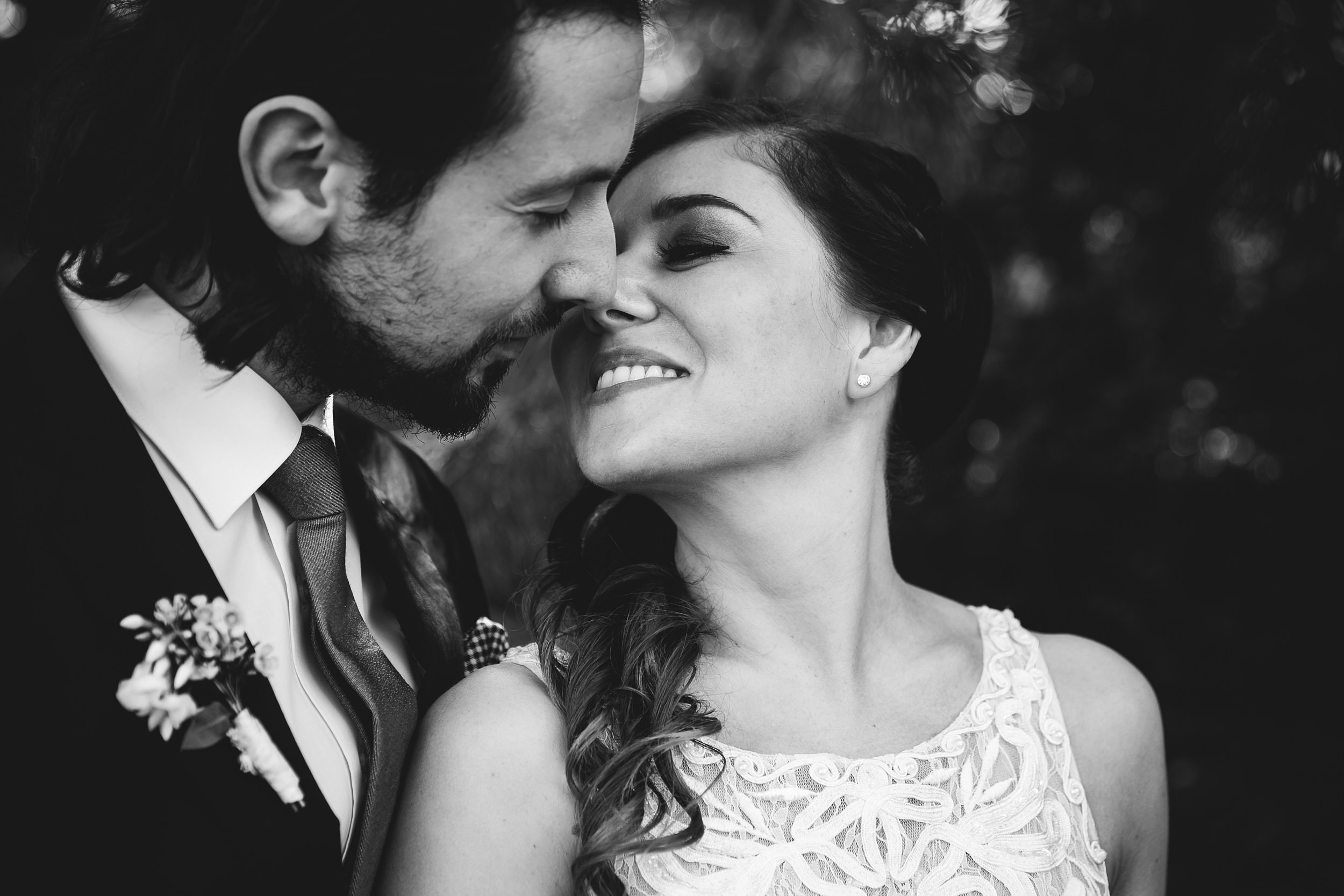 Standesamtliche Trauung auf Gut Eckendorf. Kuss des Brautpaares beim Fotoshooting. Hochzeitsfotograf in Bielefeld.