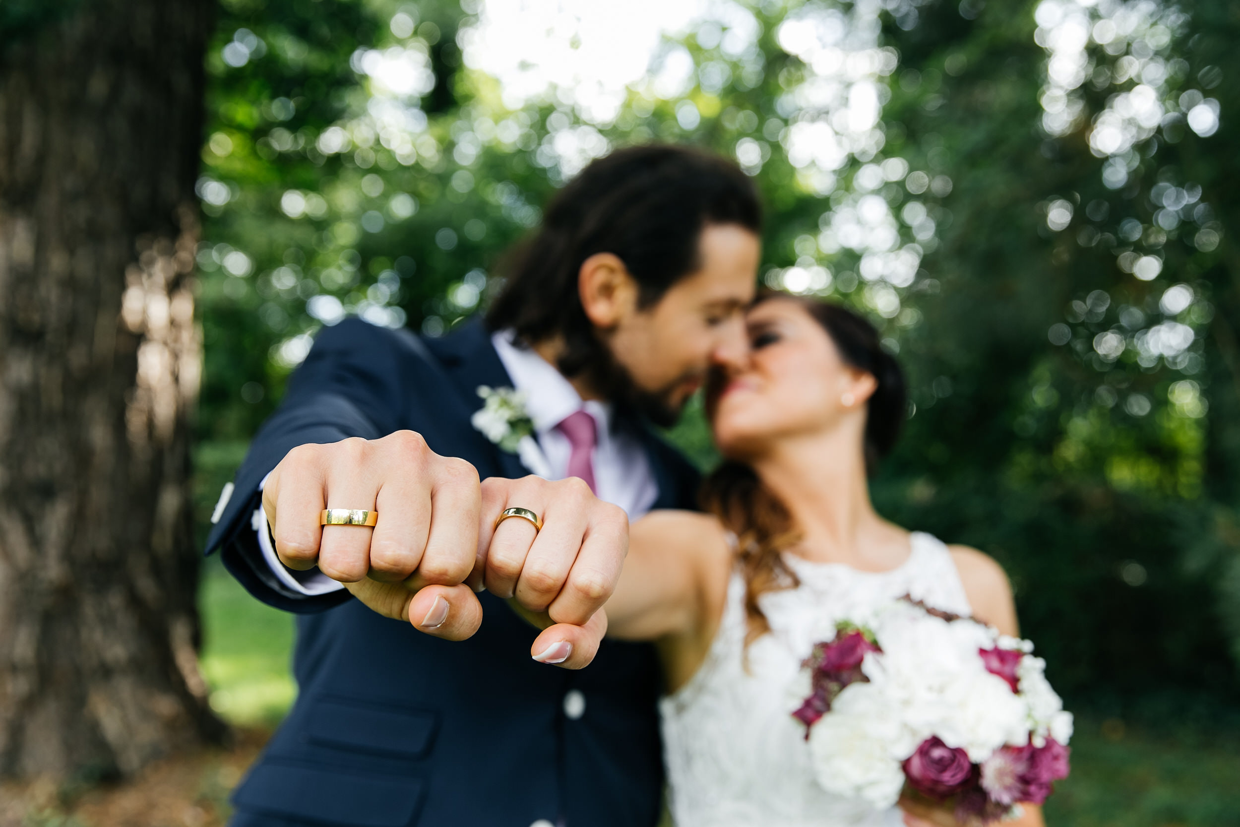 Standesamtliche Trauung auf Gut Eckendorf. Das Brautpaar zeigt die Ringe in die Kamera. Hochzeitsfotograf in Bielefeld.