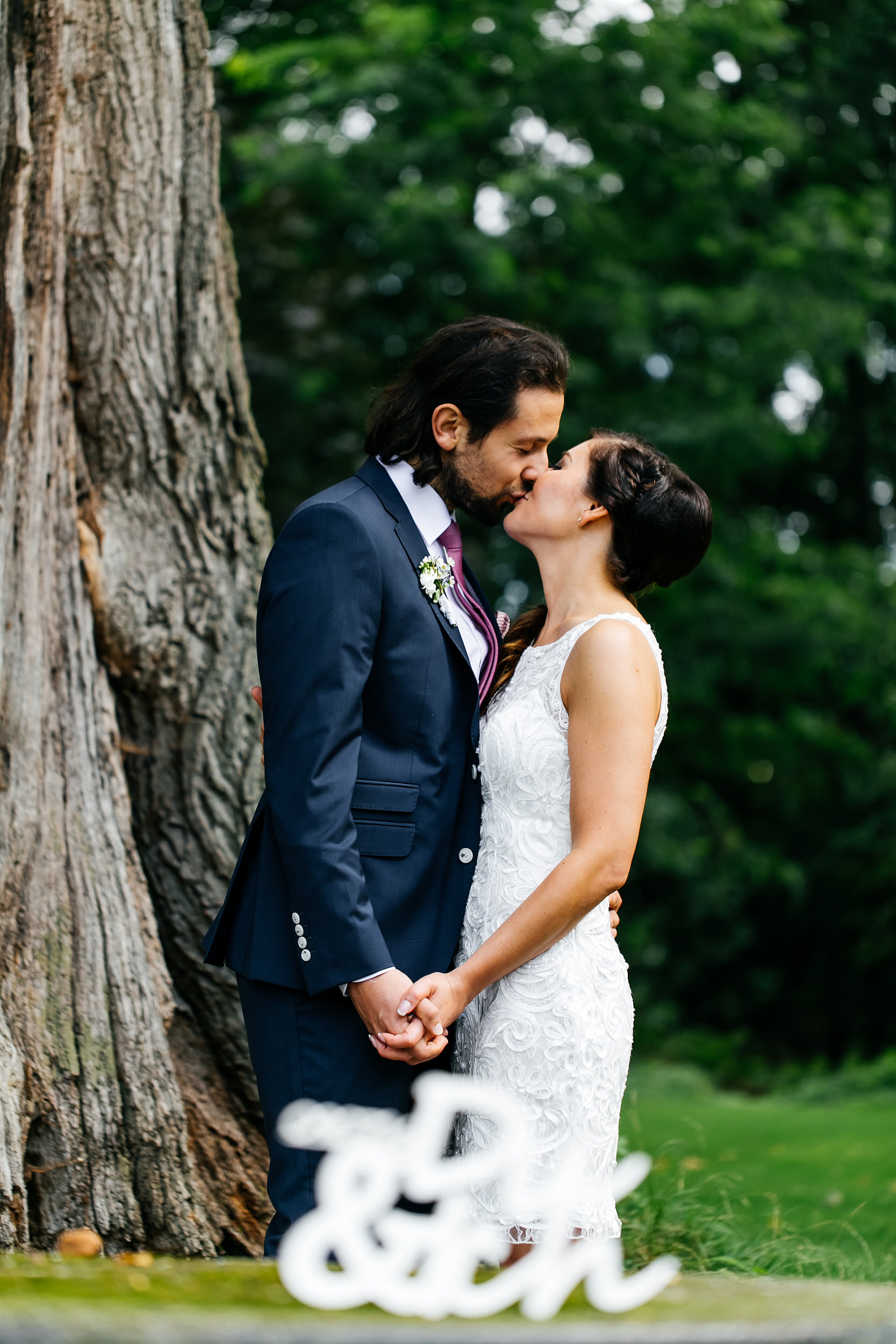 Standesamtliche Trauung auf Gut Eckendorf. Das Brautpaar beim Fotoshooting. Hochzeitsfotograf in Bielefeld.