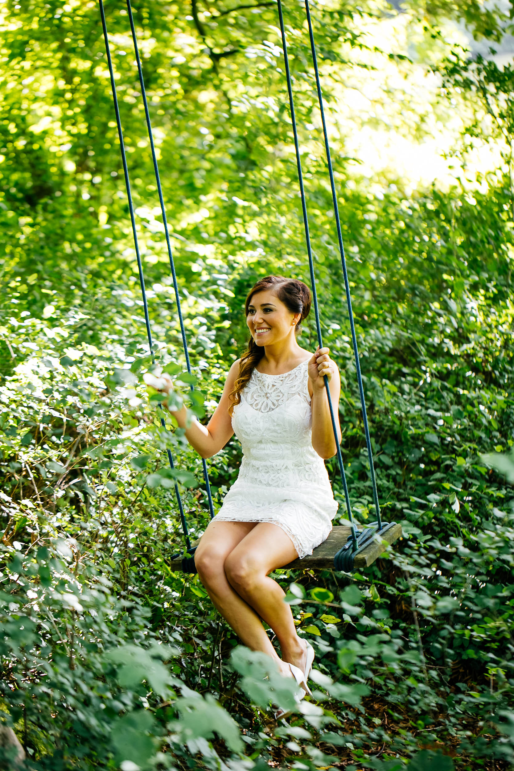 Standesamtliche Trauung auf Gut Eckendorf. Die Braut auf der Schaukel. Hochzeitsfotograf in Bielefeld.