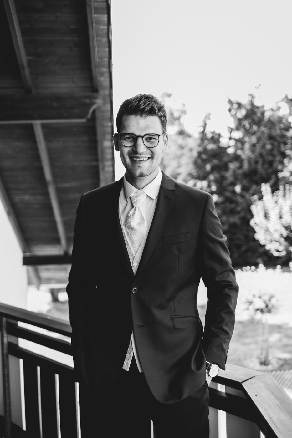 Hochzeitstag. Vorbereitung des Br&auml;utigam. Portrait. Aufnahme von dem Br&auml;utigam in schwarz-wei&szlig;.