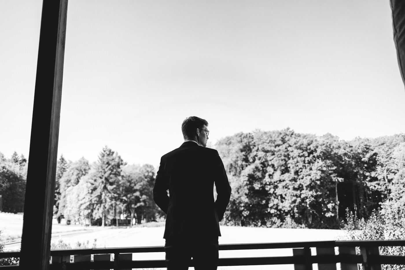 Hochzeitstag. Vorbereitung des Br&auml;utigams. Heut Abend steht auf dem Balkon mit dem R&uuml;cken zur Kamera. Hochzeitsfotograf f&uuml;r Koblenz.