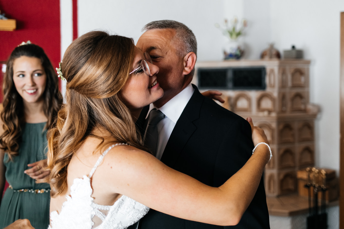 Hochzeitstag. Vorbereitungen der Braut. Braut umarmt den Brautvater.