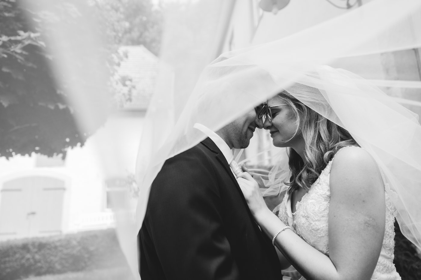 Fotoshooting mit dem Brautpaar. Brautpaar unter dem Schleier. Hochzeitsfotograf f&uuml;r Koblenz.