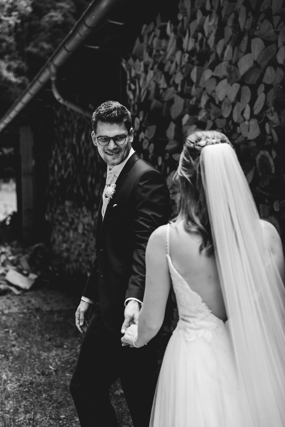 Brautpaar-Shooting . Br&auml;utigam f&uuml;hrte Braut an der Hand.