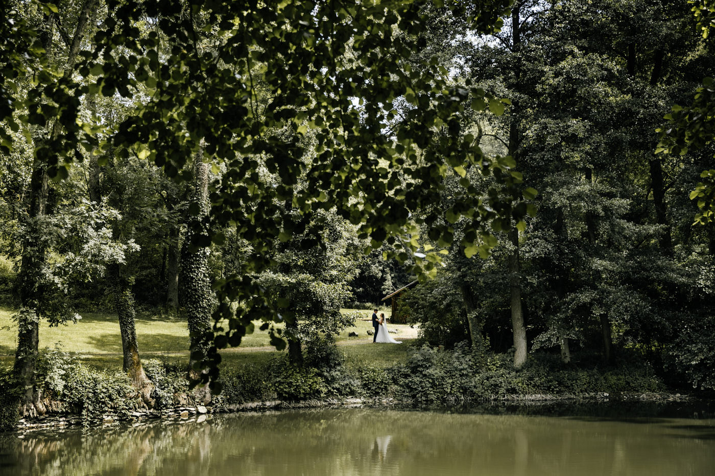 Hochzeitstag. Brautpaar-Shooting am Waldsee. Hochzeitsfotograf in Koblenz