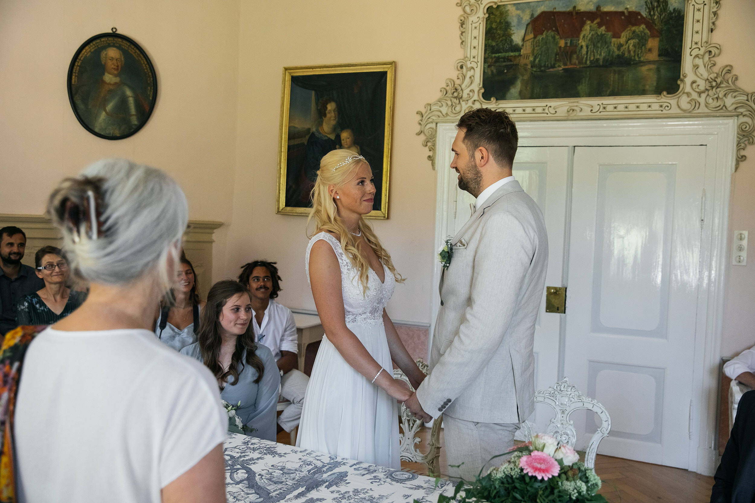 Standesamtliche Trauung in Gut Eckendorf. Das Brautpaar gibt das Ja-Wort. Hochzeitsfotograf in Bielefeld