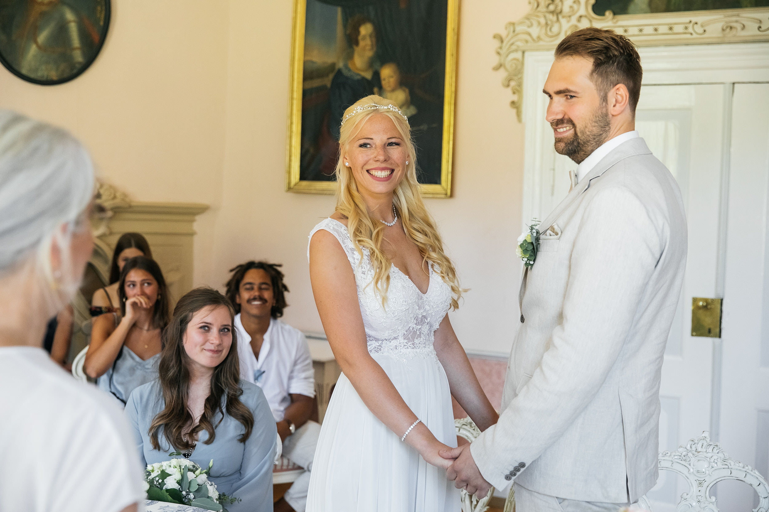 Standesamtliche Trauung in Gut Eckendorf. Das Brautpaar gibt das Ja-Wort und l&auml;chelt. Hochzeitsfotograf in Bielefeld