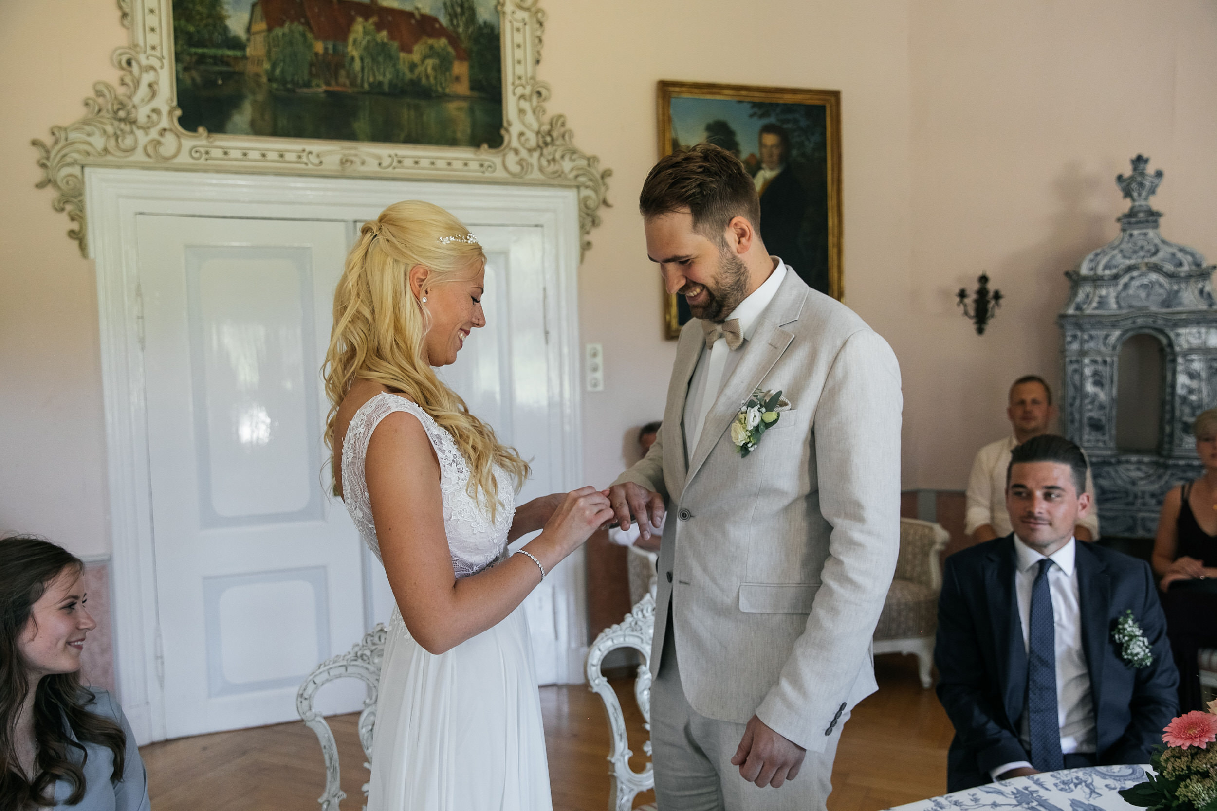 Standesamtliche Trauung in Gut Eckendorf. Das Brautpaar tauscht die Ringe - die Braut steckt dem Br&auml;utigam den Ehering an. Hochzeitsfotograf in Bielefeld