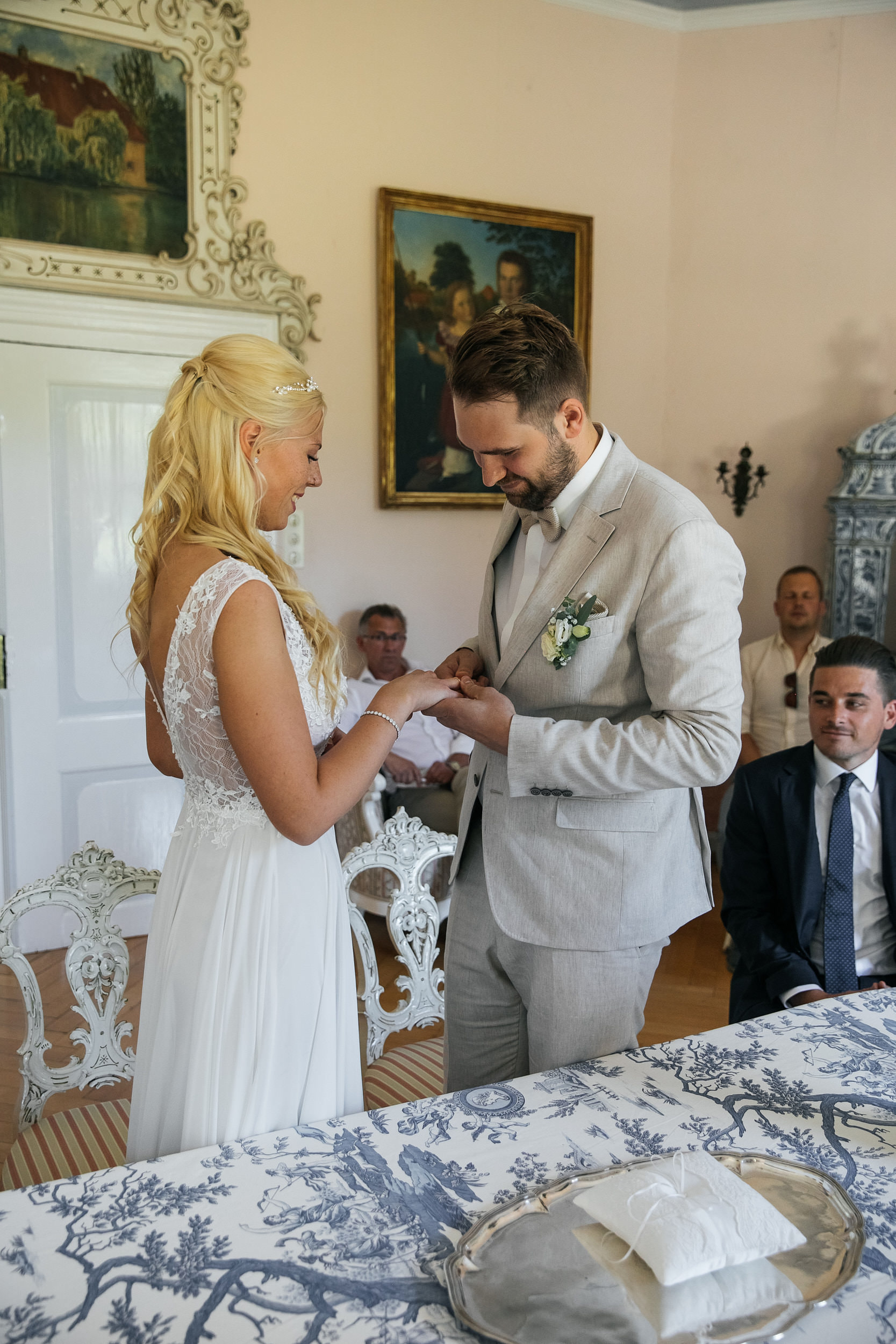 Standesamtliche Trauung in Gut Eckendorf. Das Brautpaar tauscht die Ringe - der Br&auml;utigam steck der Braut den Ehering an. Hochzeitsfotograf in Bielefeld