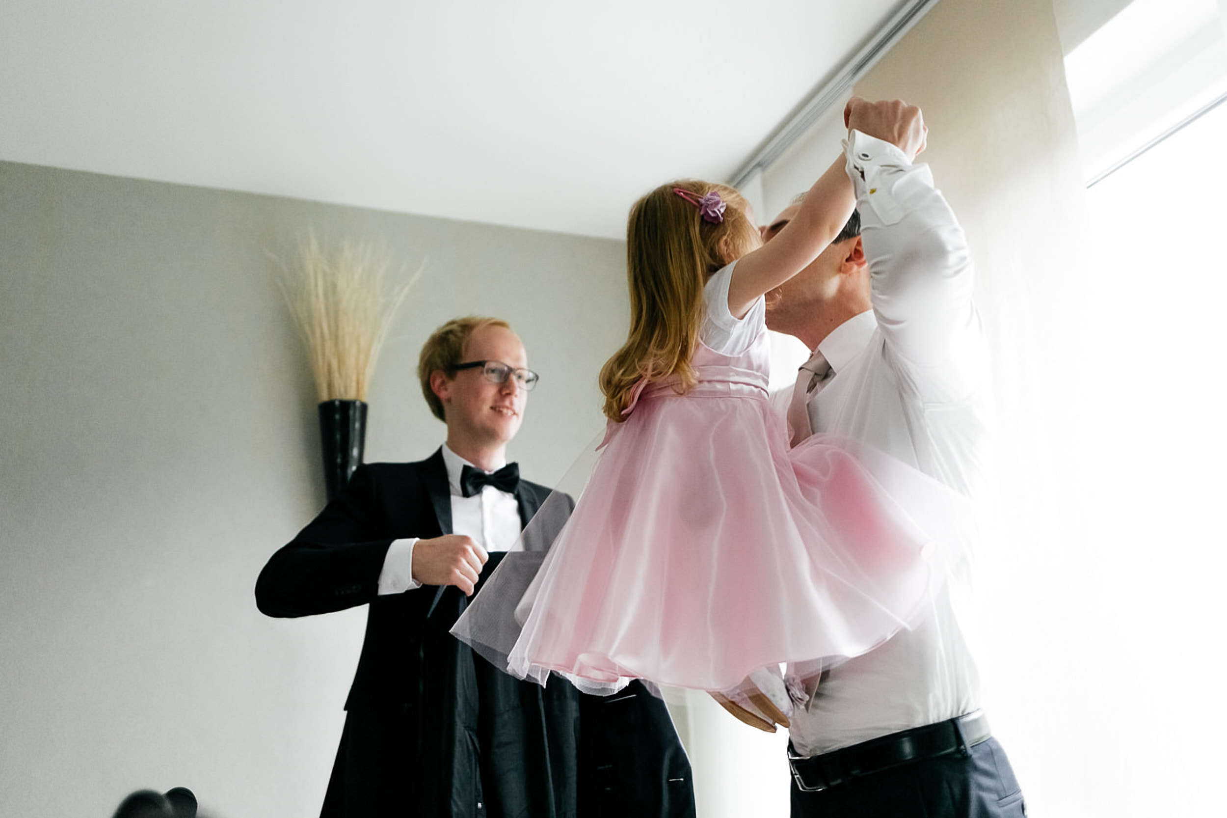 Br&auml;utigam gibt seiner Tochter einen Kuss