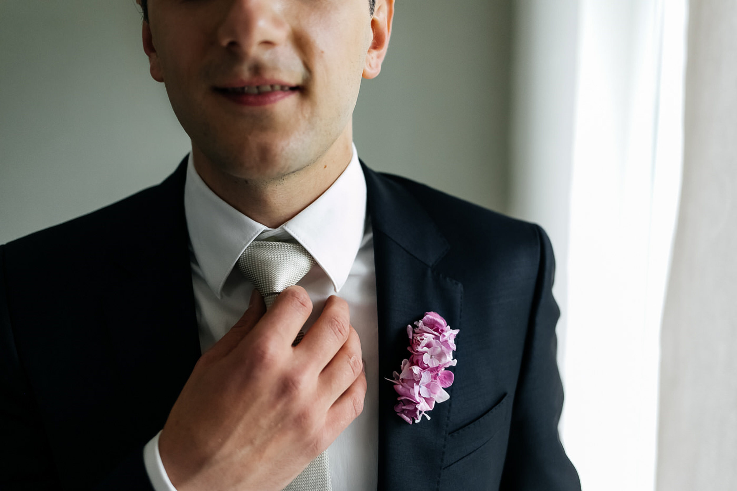 Br&auml;utigam richtet die Krawatte.