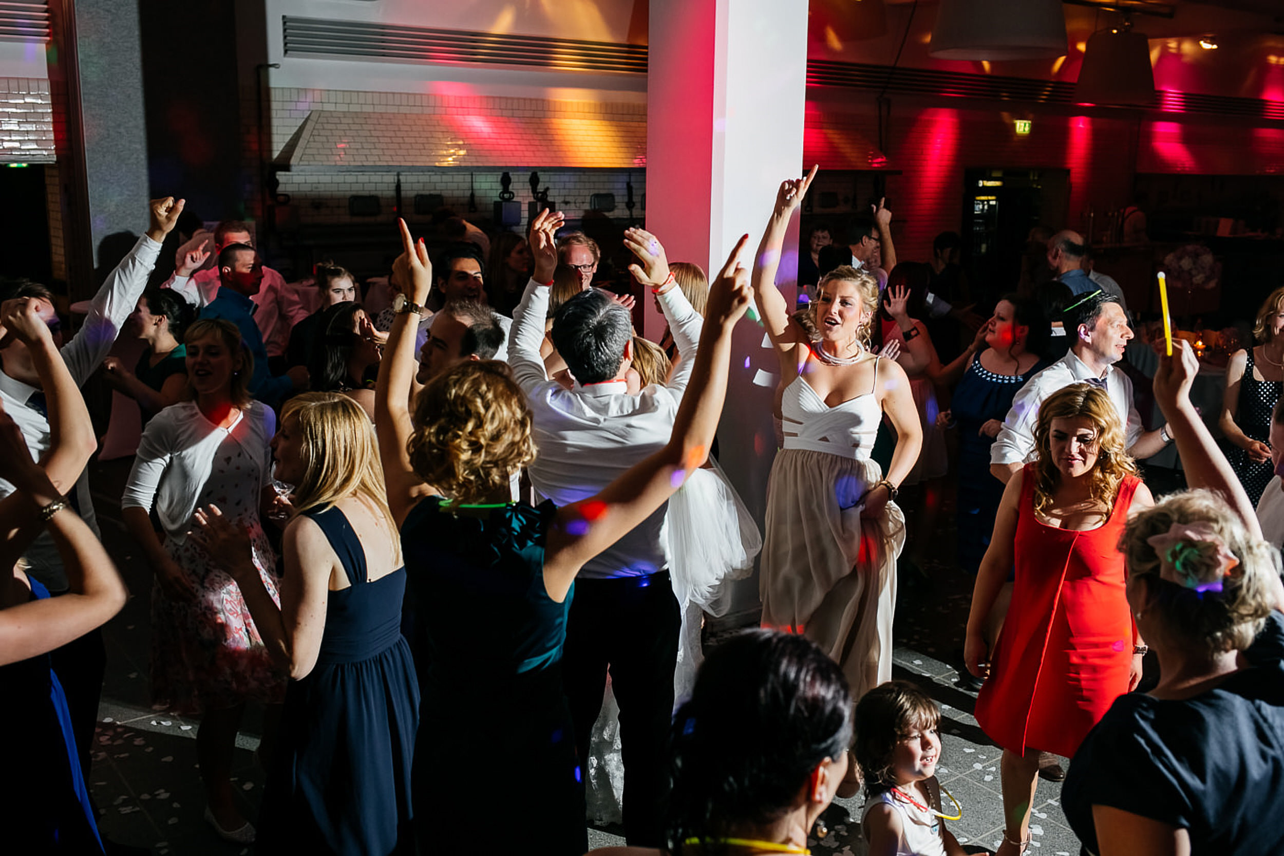 Hochzeitsfotograf in M&uuml;nster - Hochzeitsfeier, Hochzeitsg&auml;ste sind am feiern.